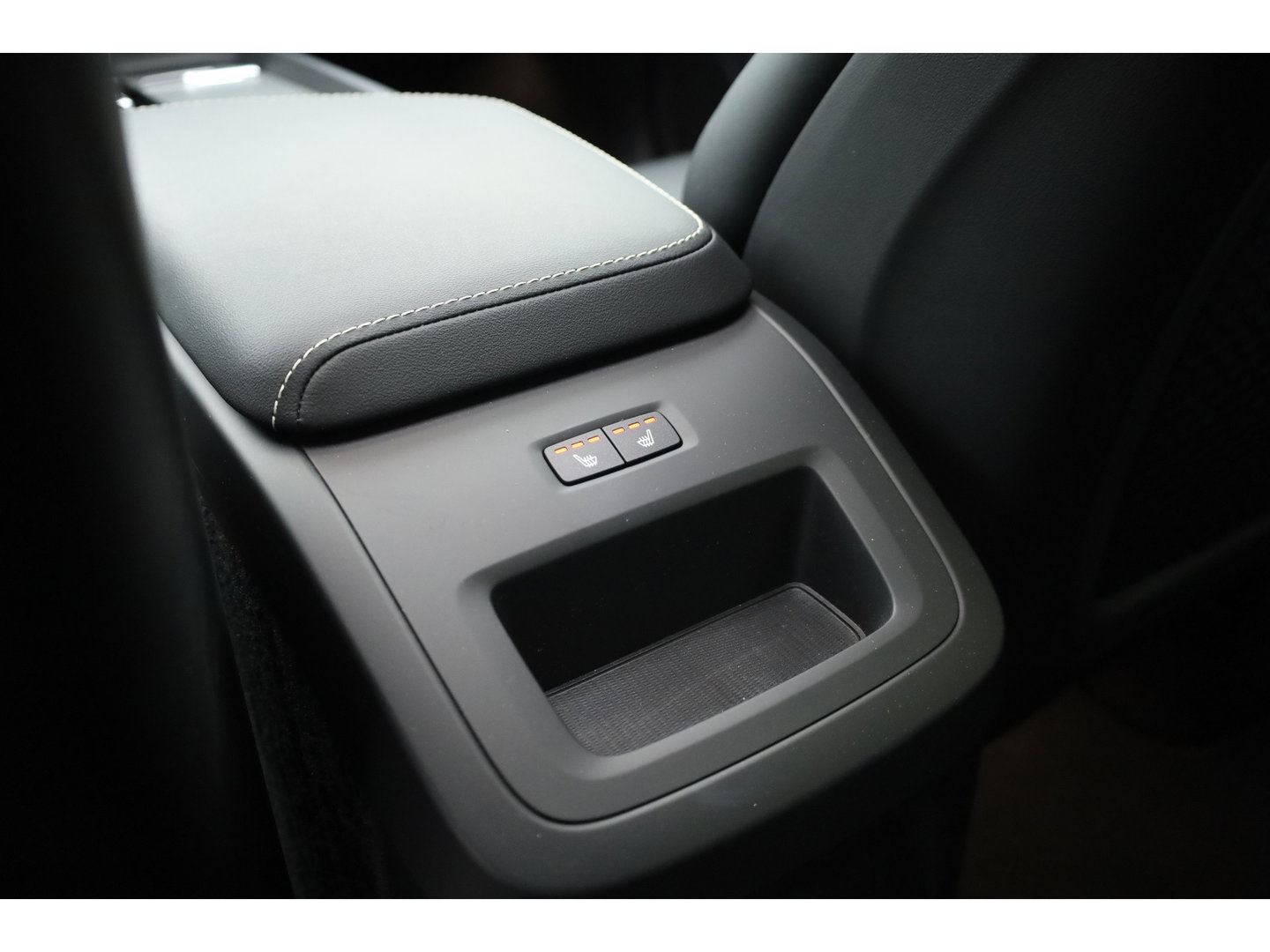 Volvo XC60 2.0 T6 Plug-in hybrid AWD Plus Dark | Prijs rijklaar | Pano | H&K Audio | Trekhaak | Elek. verstelbare sportstoelen| 21" |