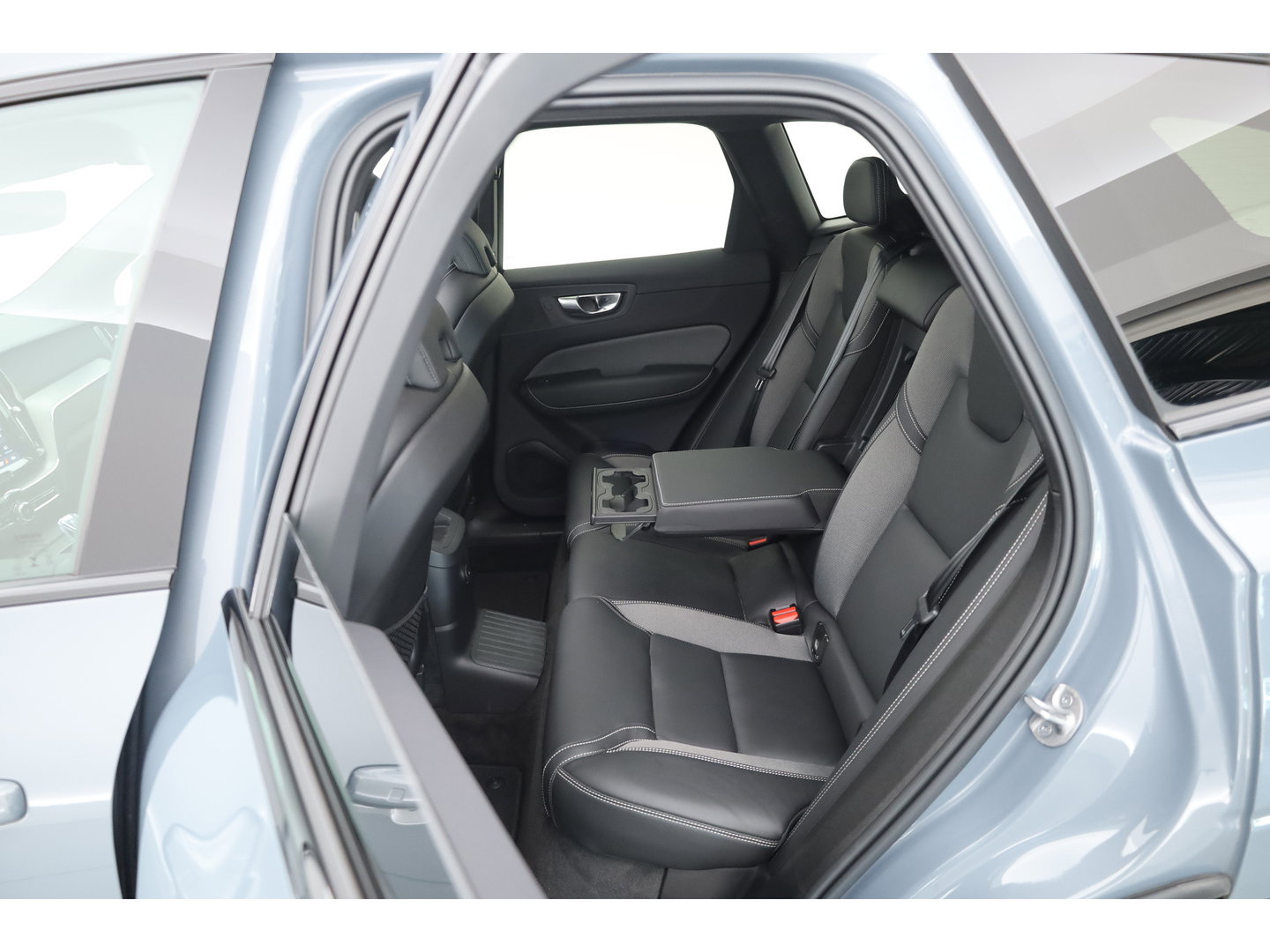 Volvo XC60 2.0 T6 Plug-in hybrid AWD Plus Dark | Prijs rijklaar | Pano | H&K Audio | Trekhaak | Elek. verstelbare sportstoelen| 21" |