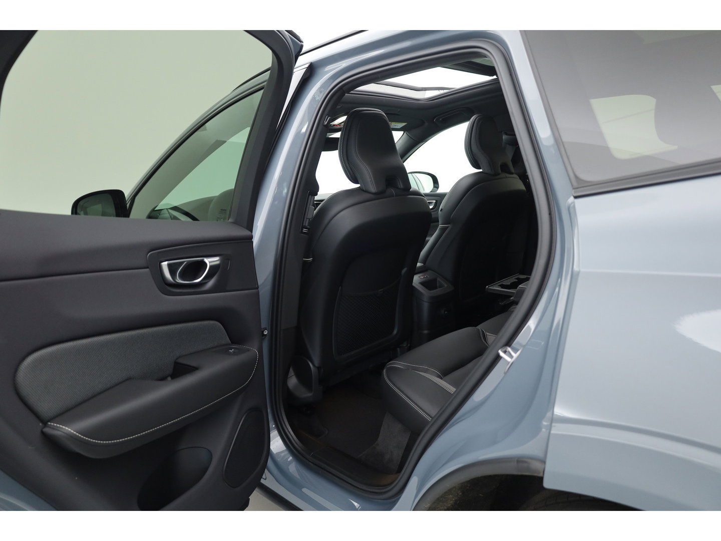 Volvo XC60 2.0 T6 Plug-in hybrid AWD Plus Dark | Prijs rijklaar | Pano | H&K Audio | Trekhaak | Elek. verstelbare sportstoelen| 21" |