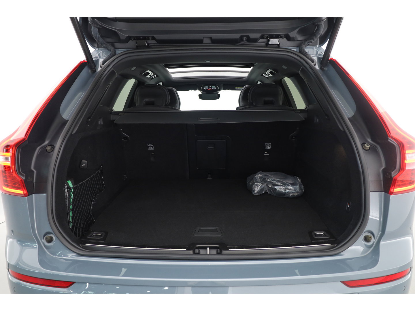 Volvo XC60 2.0 T6 Plug-in hybrid AWD Plus Dark | Prijs rijklaar | Pano | H&K Audio | Trekhaak | Elek. verstelbare sportstoelen| 21" |