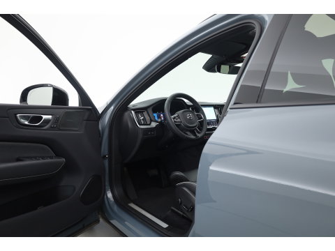 Volvo XC60 2.0 T6 Plug-in hybrid AWD Plus Dark | Prijs rijklaar | Pano | H&K Audio | Trekhaak | Elek. verstelbare sportstoelen| 21" |