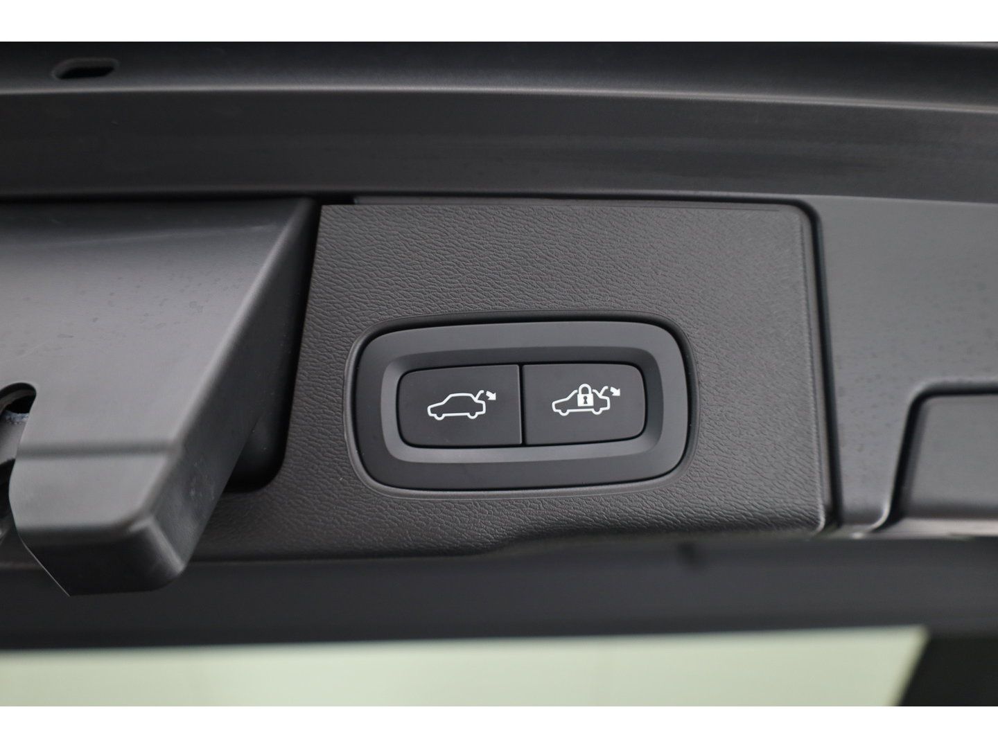 Volvo XC60 2.0 T6 Plug-in hybrid AWD Plus Dark | Prijs rijklaar | Pano | H&K Audio | Trekhaak | Elek. verstelbare sportstoelen| 21" |