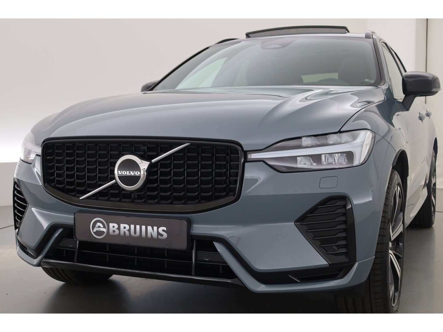Volvo XC60 2.0 T6 Plug-in hybrid AWD Plus Dark | Prijs rijklaar | Pano | H&K Audio | Trekhaak | Elek. verstelbare sportstoelen| 21" |