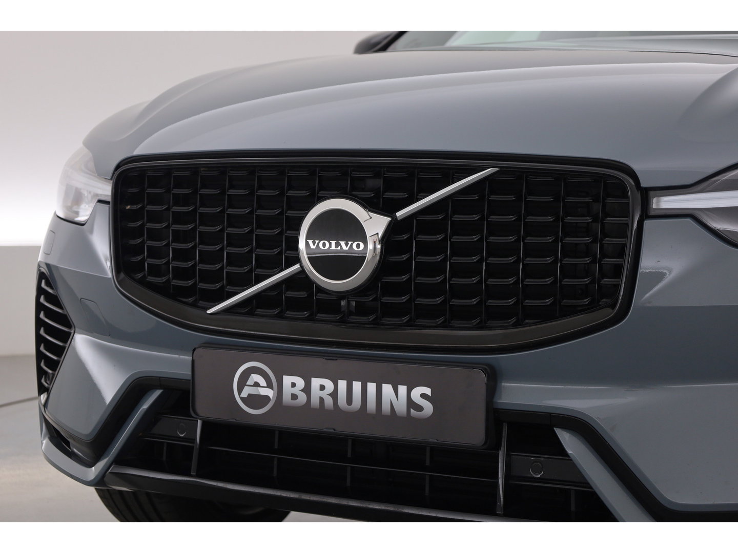Volvo XC60 2.0 T6 Plug-in hybrid AWD Plus Dark | Prijs rijklaar | Pano | H&K Audio | Trekhaak | Elek. verstelbare sportstoelen| 21" |