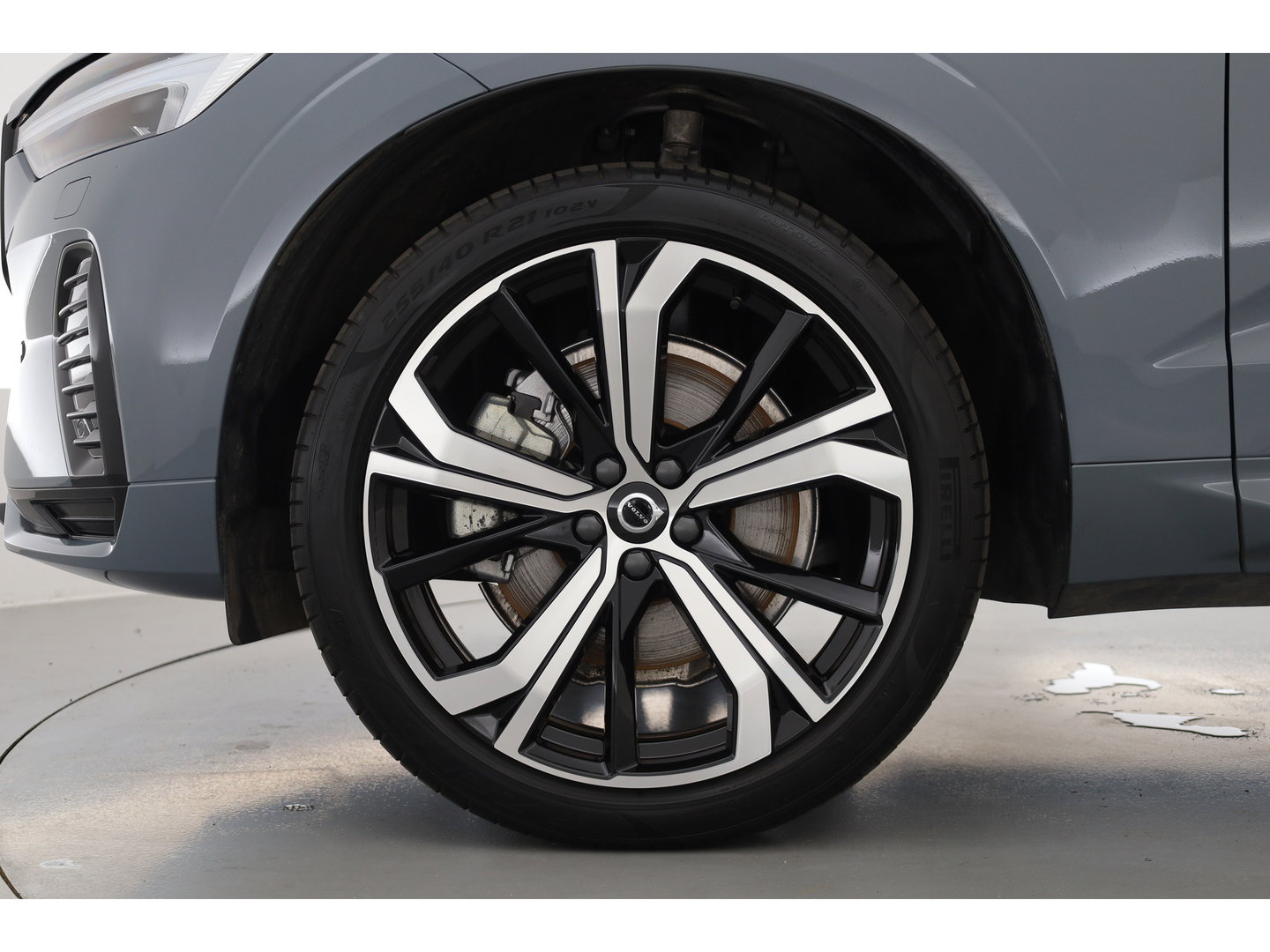 Volvo XC60 2.0 T6 Plug-in hybrid AWD Plus Dark | Prijs rijklaar | Pano | H&K Audio | Trekhaak | Elek. verstelbare sportstoelen| 21" |