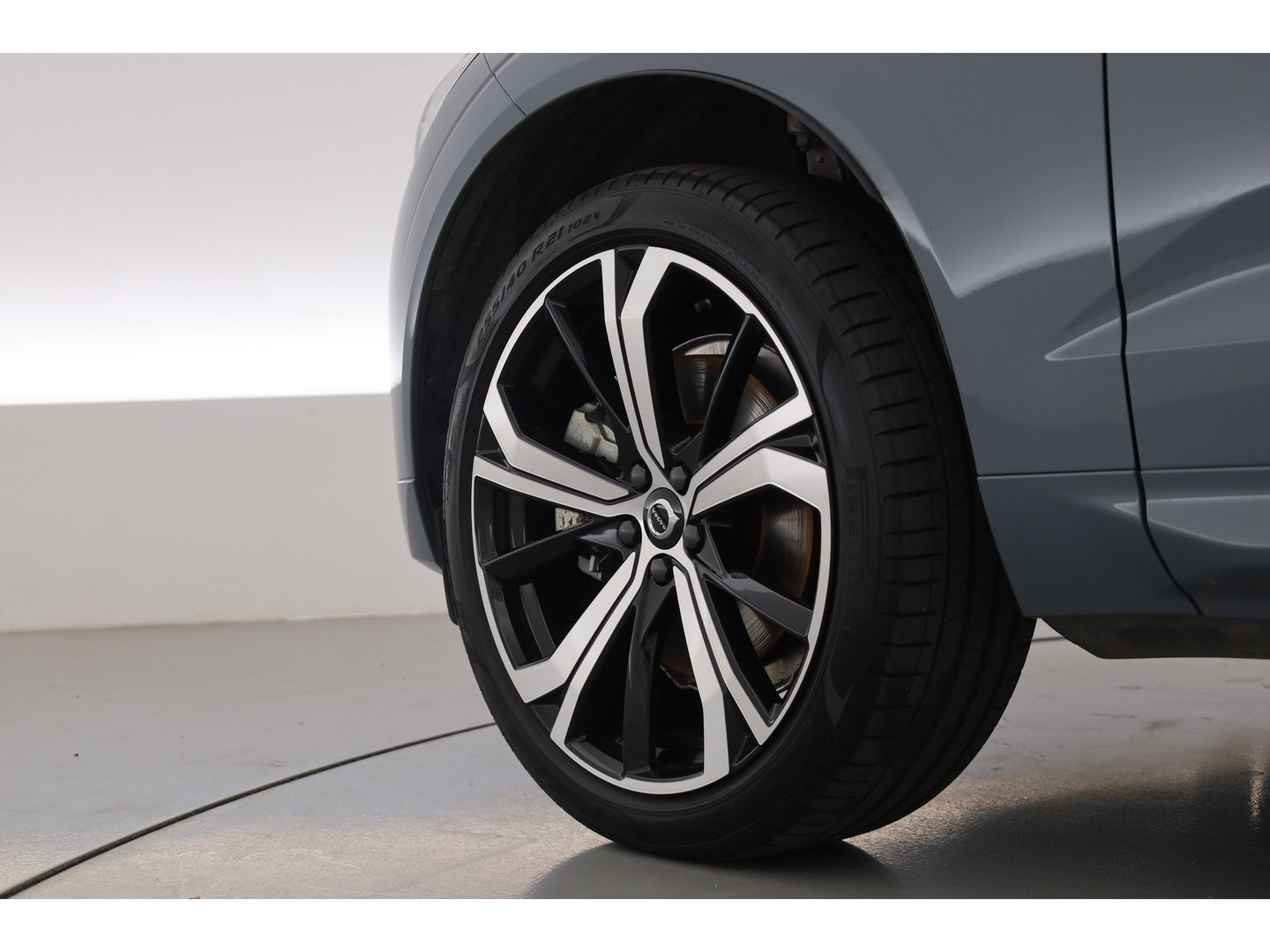 Volvo XC60 2.0 T6 Plug-in hybrid AWD Plus Dark | Prijs rijklaar | Pano | H&K Audio | Trekhaak | Elek. verstelbare sportstoelen| 21" |