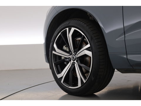 Volvo XC60 2.0 T6 Plug-in hybrid AWD Plus Dark | Prijs rijklaar | Pano | H&K Audio | Trekhaak | Elek. verstelbare sportstoelen| 21" |