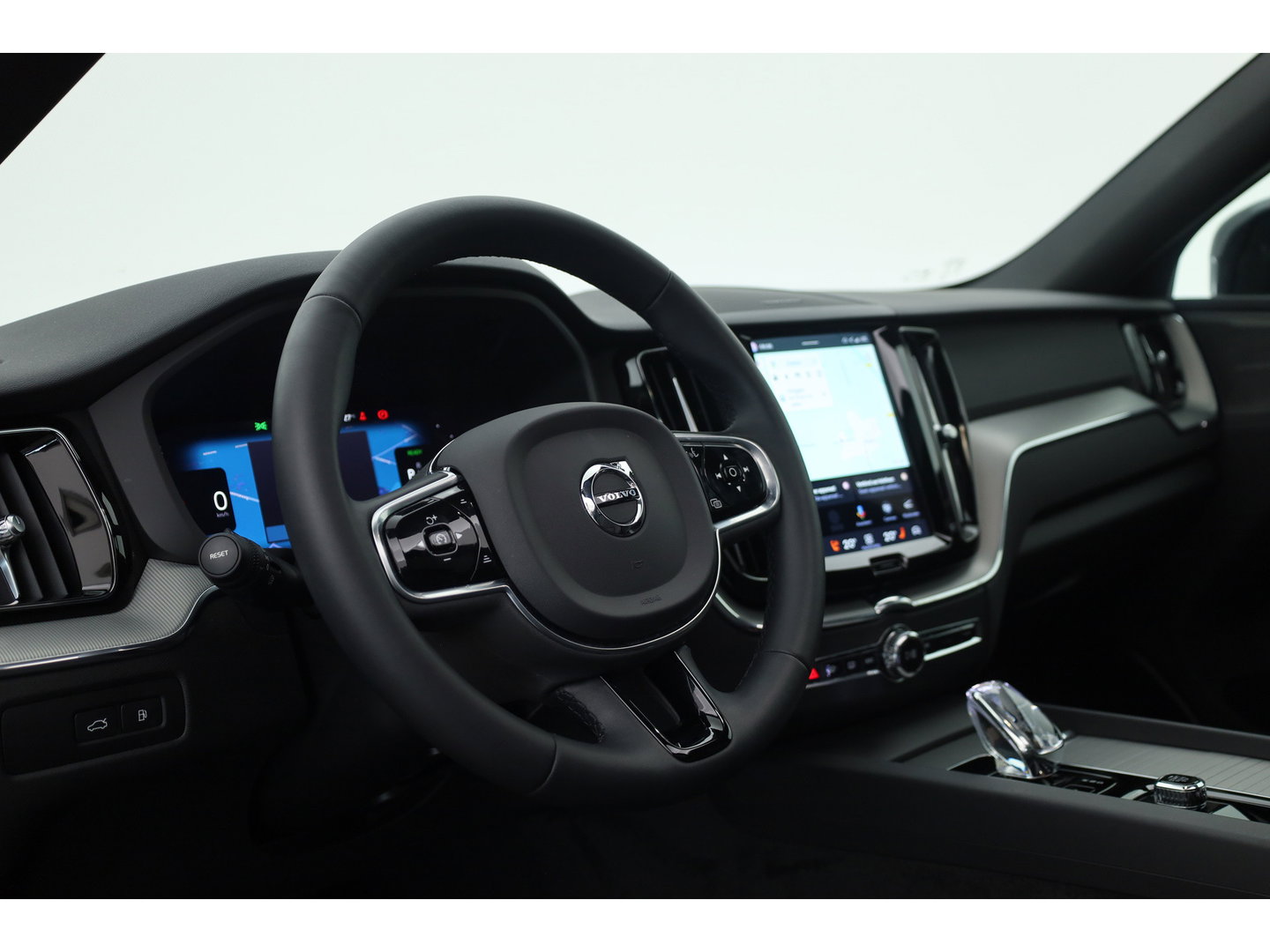 Volvo XC60 2.0 T6 Plug-in hybrid AWD Plus Dark | Prijs rijklaar | Pano | H&K Audio | Trekhaak | Elek. verstelbare sportstoelen| 21" |