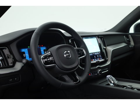 Volvo XC60 2.0 T6 Plug-in hybrid AWD Plus Dark | Prijs rijklaar | Pano | H&K Audio | Trekhaak | Elek. verstelbare sportstoelen| 21" |