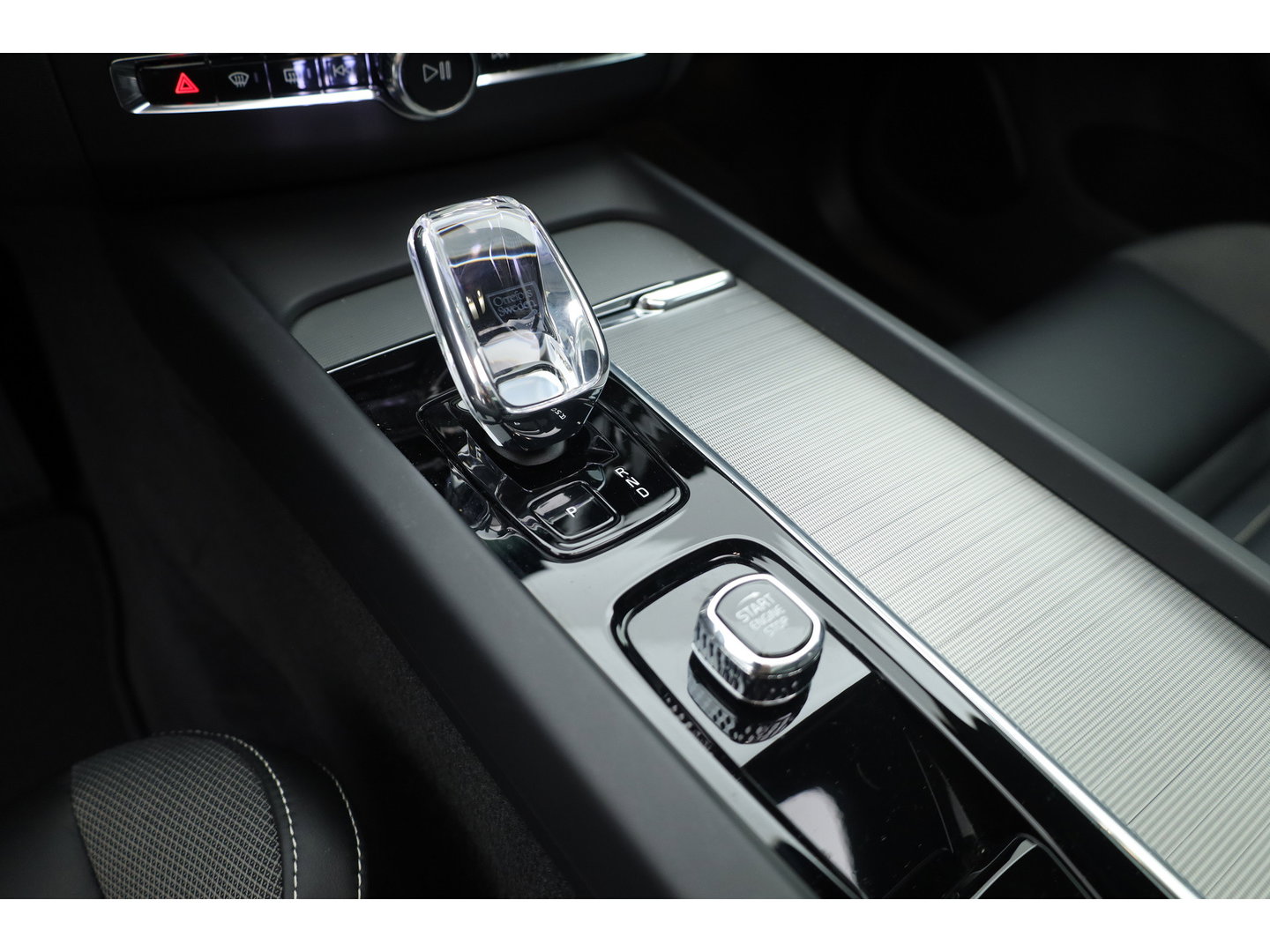 Volvo XC60 2.0 T6 Plug-in hybrid AWD Plus Dark | Prijs rijklaar | Pano | H&K Audio | Trekhaak | Elek. verstelbare sportstoelen| 21" |