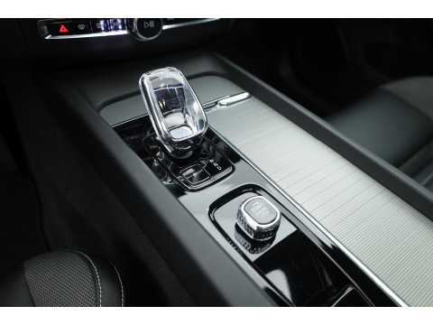 Volvo XC60 2.0 T6 Plug-in hybrid AWD Plus Dark | Prijs rijklaar | Pano | H&K Audio | Trekhaak | Elek. verstelbare sportstoelen| 21" |