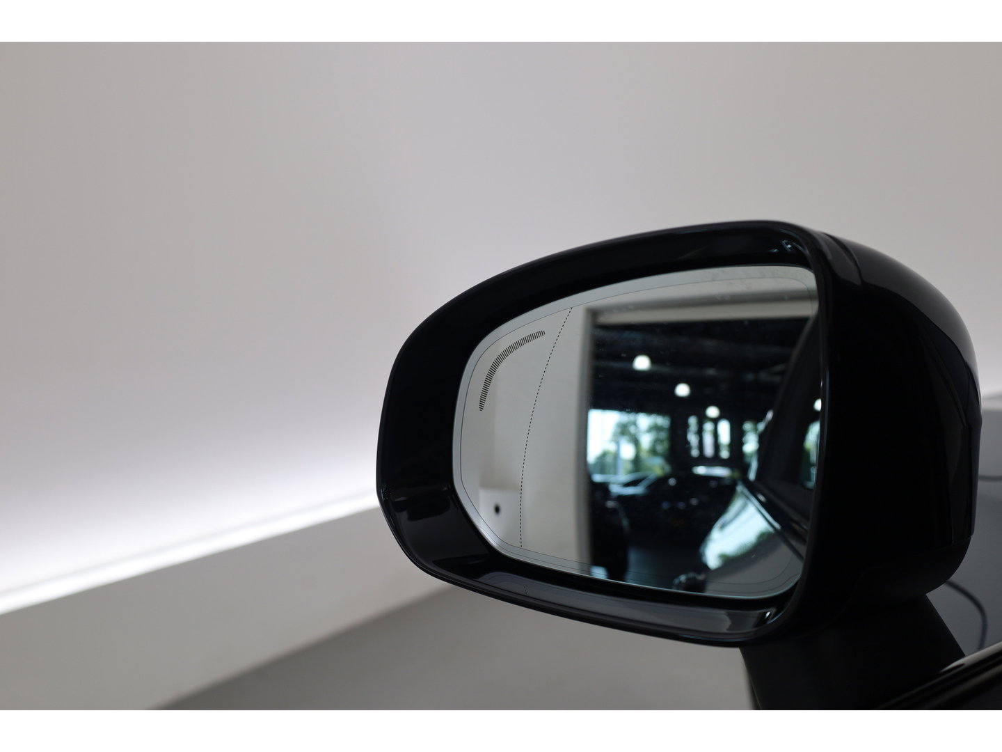 Volvo XC60 2.0 T6 Plug-in hybrid AWD Plus Dark | Prijs rijklaar | Pano | H&K Audio | Trekhaak | Elek. verstelbare sportstoelen| 21" |
