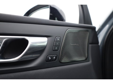 Volvo XC60 2.0 T6 Plug-in hybrid AWD Plus Dark | Prijs rijklaar | Pano | H&K Audio | Trekhaak | Elek. verstelbare sportstoelen| 21" |