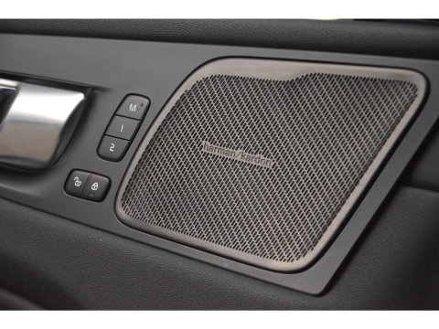 Volvo XC60 T6 Hybride AWD Plus Dark LONG RANGE| Panoramadak | Harman/Kardon | Camera | Stoel + Stuur Verwarmd |
