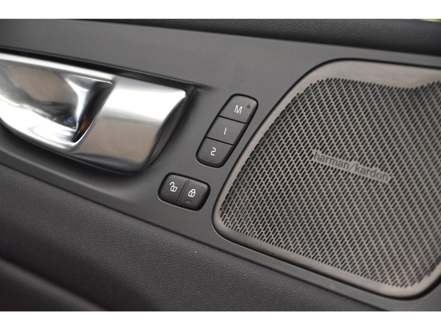 Volvo XC60 T6 Hybride AWD Plus Dark LONG RANGE| Panoramadak | Harman/Kardon | Camera | Stoel + Stuur Verwarmd |