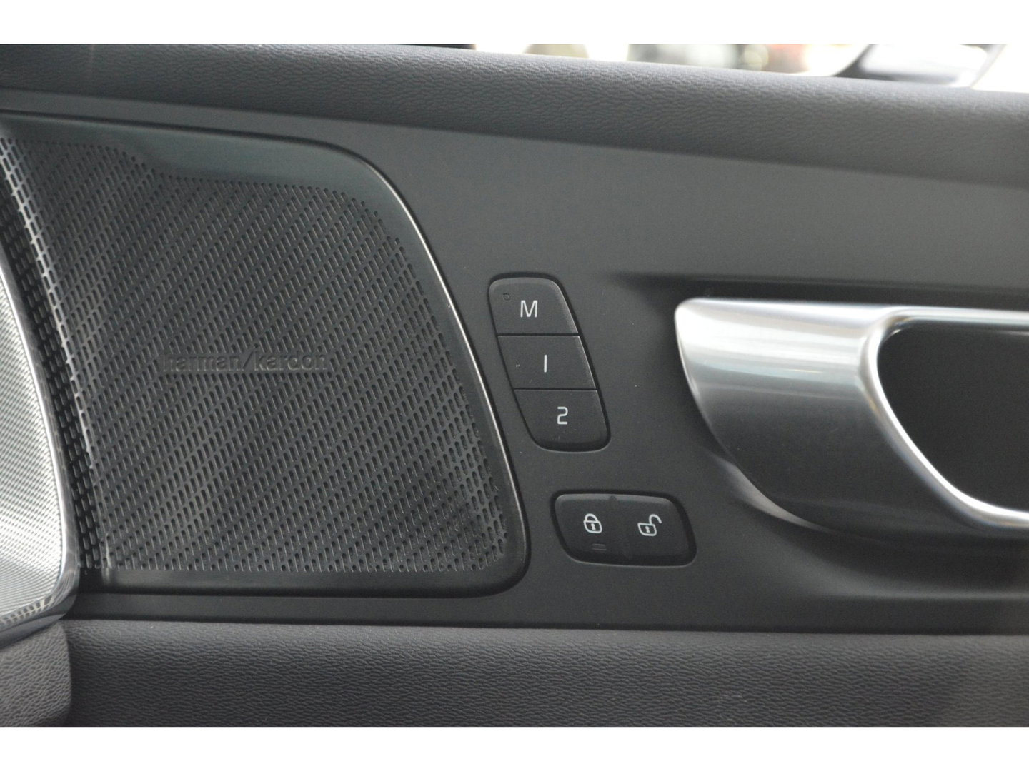 Volvo XC60 T6 Hybride AWD Plus Dark LONG RANGE| Panoramadak | Harman/Kardon | Camera | Stoel + Stuur Verwarmd |