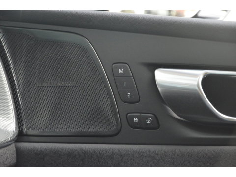 Volvo XC60 T6 Hybride AWD Plus Dark LONG RANGE| Panoramadak | Harman/Kardon | Camera | Stoel + Stuur Verwarmd |
