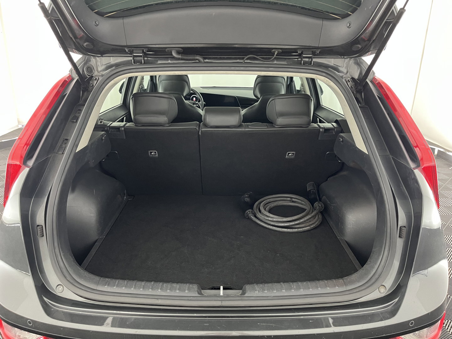 Kia Niro EV DynamicLine 64.8 kWh [3-Fase-11kW] {SoH-96%} (INCL.BTW) Aut. *LEATHER-FABRIC | ADAPTIVE-CRUISE | DIGI-COCKPIT | KEYLESS | CAMERA | DAB | COMFORTSEATS | SHIFTPADDLES | ECC | PDC | 17''ALU*