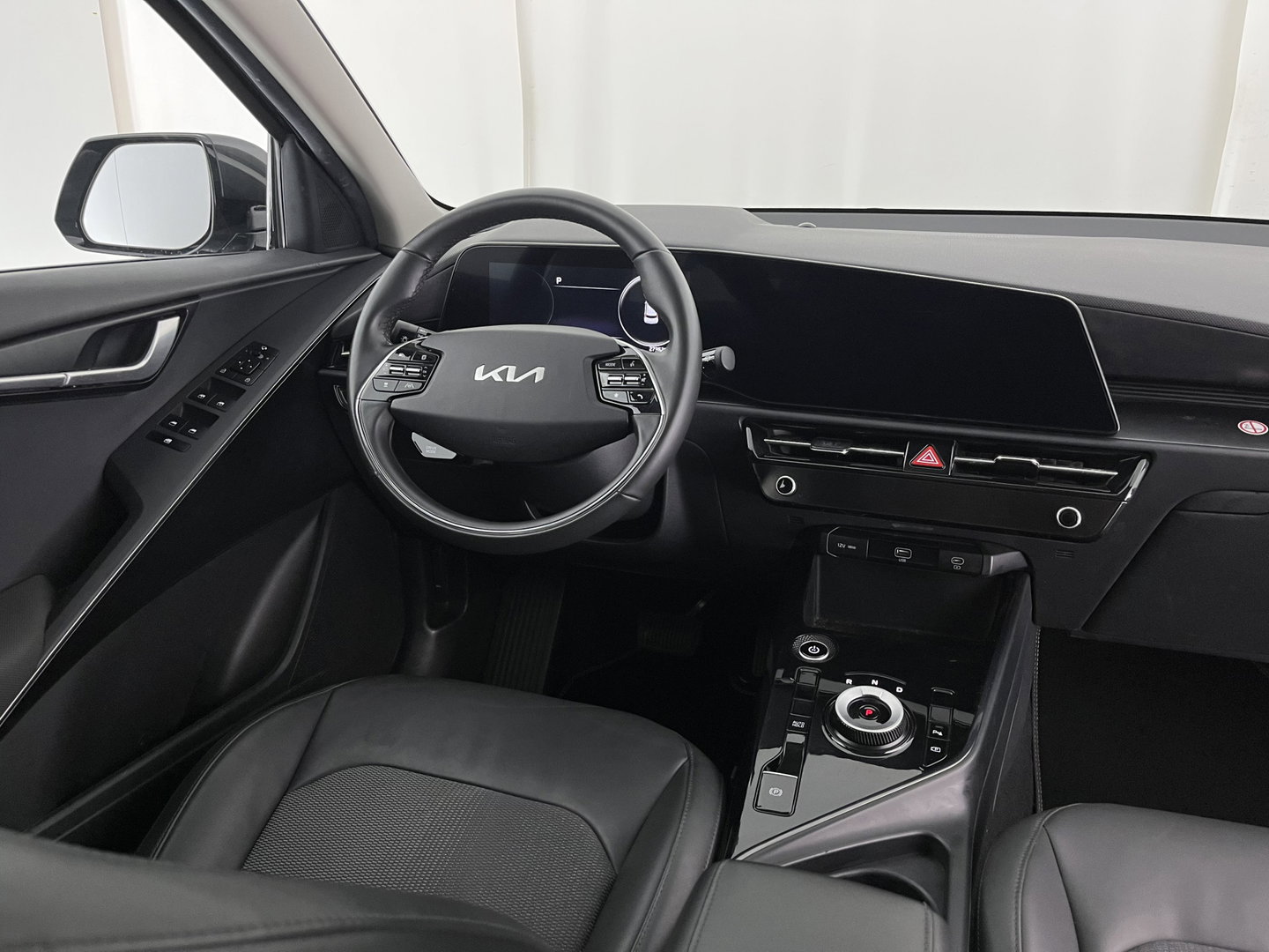 Kia Niro EV DynamicLine 64.8 kWh [3-Fase-11kW] {SoH-96%} (INCL.BTW) Aut. *LEATHER-FABRIC | ADAPTIVE-CRUISE | DIGI-COCKPIT | KEYLESS | CAMERA | DAB | COMFORTSEATS | SHIFTPADDLES | ECC | PDC | 17''ALU*