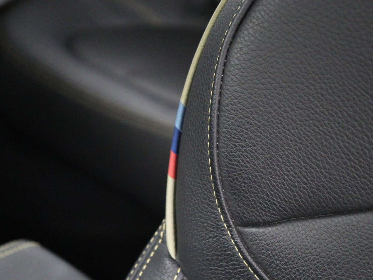 BMW X2 xDrive25e Goldplay Edition | SOH 82,1% | M Sport | Leder | Head-Up | Sportstoelen | 19'' velgen | Sfeerverlichting | Camera | Stoelverwarming | Navigatie | Full LED | Keyless | DAB | Park Assist | Memory | PHEV | Plug In