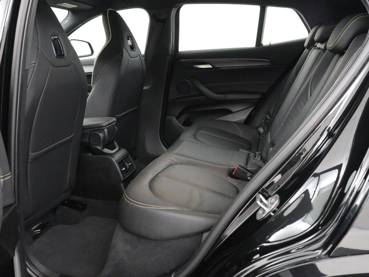 BMW X2 xDrive25e Goldplay Edition | SOH 82,1% | M Sport | Leder | Head-Up | Sportstoelen | 19'' velgen | Sfeerverlichting | Camera | Stoelverwarming | Navigatie | Full LED | Keyless | DAB | Park Assist | Memory | PHEV | Plug In