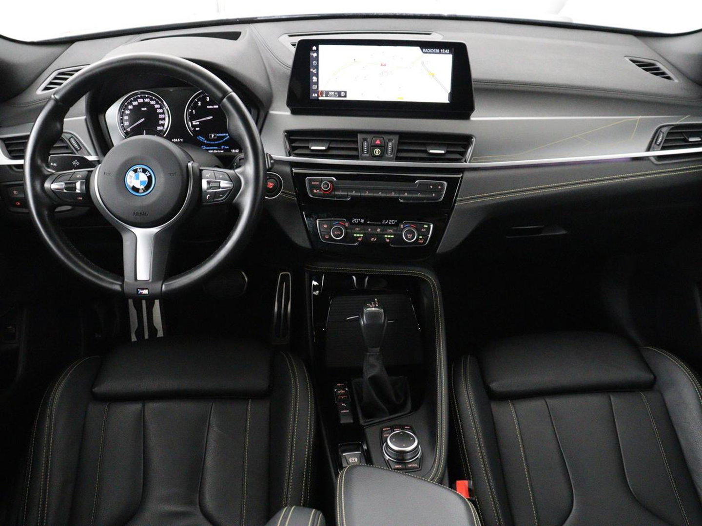 BMW X2 xDrive25e Goldplay Edition | SOH 82,1% | M Sport | Leder | Head-Up | Sportstoelen | 19'' velgen | Sfeerverlichting | Camera | Stoelverwarming | Navigatie | Full LED | Keyless | DAB | Park Assist | Memory | PHEV | Plug In