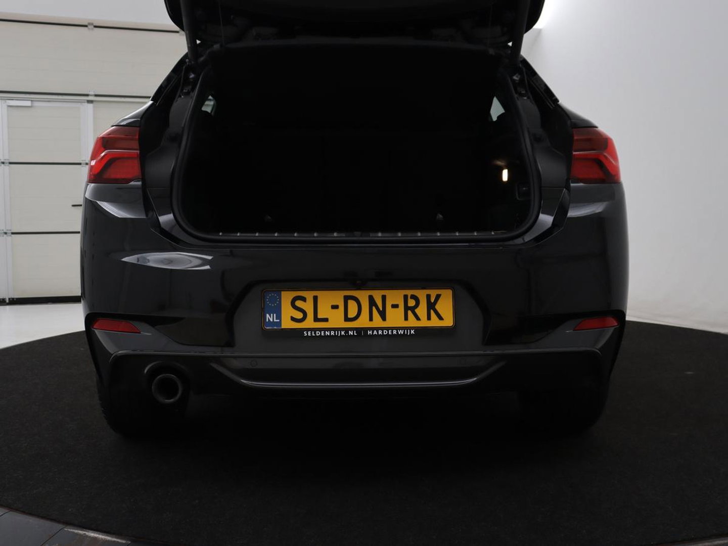 BMW X2 xDrive25e Goldplay Edition | SOH 82,1% | M Sport | Leder | Head-Up | Sportstoelen | 19'' velgen | Sfeerverlichting | Camera | Stoelverwarming | Navigatie | Full LED | Keyless | DAB | Park Assist | Memory | PHEV | Plug In