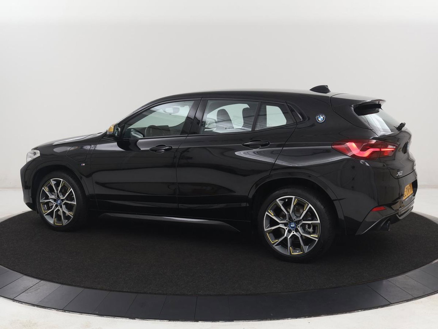 BMW X2 xDrive25e Goldplay Edition | SOH 82,1% | M Sport | Leder | Head-Up | Sportstoelen | 19'' velgen | Sfeerverlichting | Camera | Stoelverwarming | Navigatie | Full LED | Keyless | DAB | Park Assist | Memory | PHEV | Plug In
