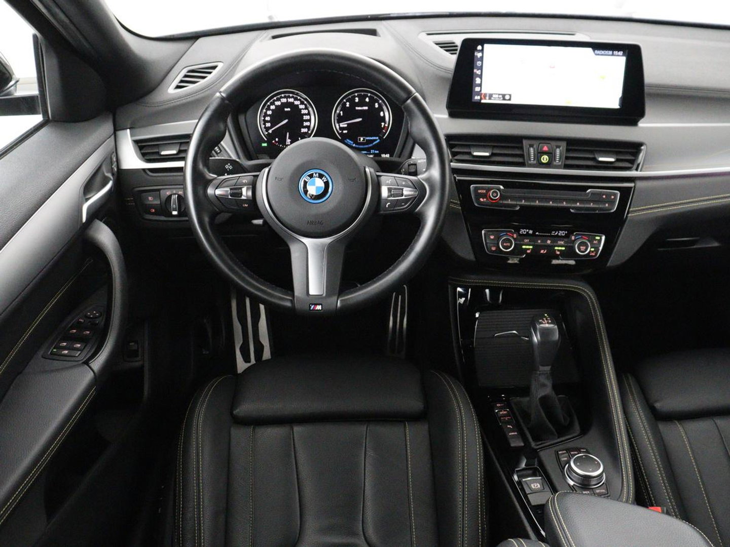 BMW X2 xDrive25e Goldplay Edition | SOH 82,1% | M Sport | Leder | Head-Up | Sportstoelen | 19'' velgen | Sfeerverlichting | Camera | Stoelverwarming | Navigatie | Full LED | Keyless | DAB | Park Assist | Memory | PHEV | Plug In