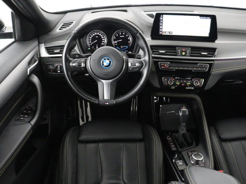 BMW X2 xDrive25e Goldplay Edition | SOH 82,1% | M Sport | Leder | Head-Up | Sportstoelen | 19'' velgen | Sfeerverlichting | Camera | Stoelverwarming | Navigatie | Full LED | Keyless | DAB | Park Assist | Memory | PHEV | Plug In