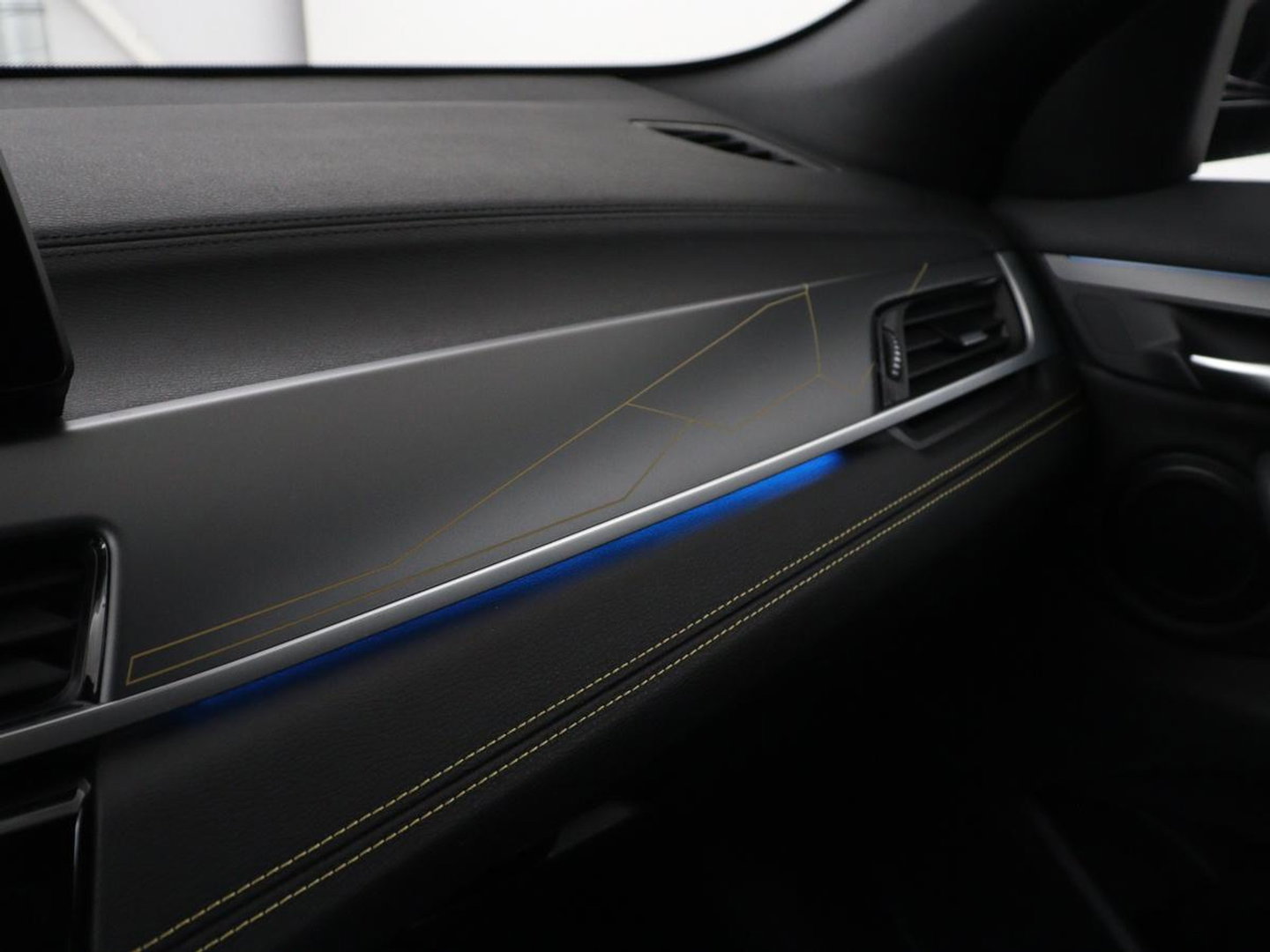 BMW X2 xDrive25e Goldplay Edition | SOH 82,1% | M Sport | Leder | Head-Up | Sportstoelen | 19'' velgen | Sfeerverlichting | Camera | Stoelverwarming | Navigatie | Full LED | Keyless | DAB | Park Assist | Memory | PHEV | Plug In