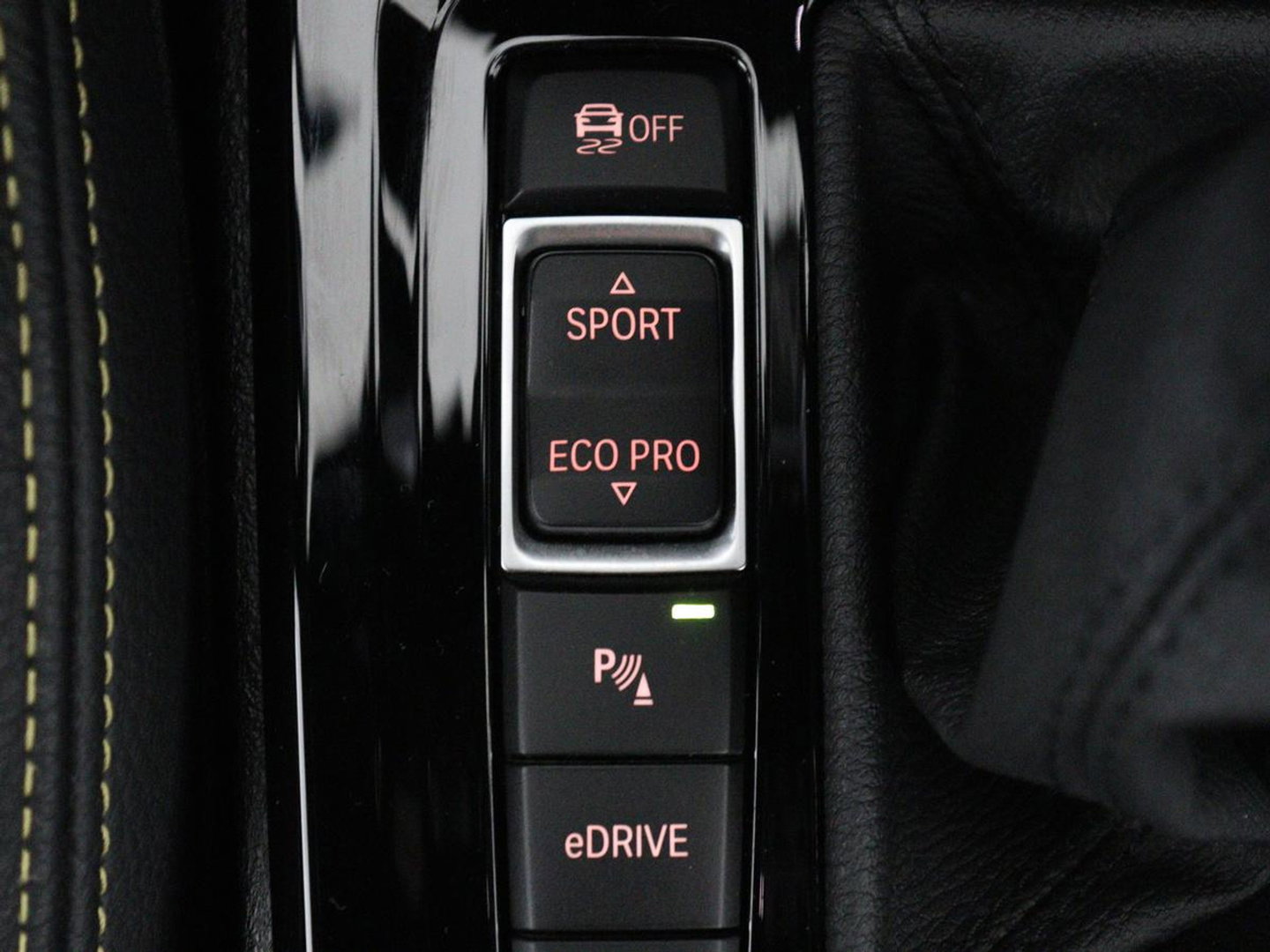 BMW X2 xDrive25e Goldplay Edition | SOH 82,1% | M Sport | Leder | Head-Up | Sportstoelen | 19'' velgen | Sfeerverlichting | Camera | Stoelverwarming | Navigatie | Full LED | Keyless | DAB | Park Assist | Memory | PHEV | Plug In