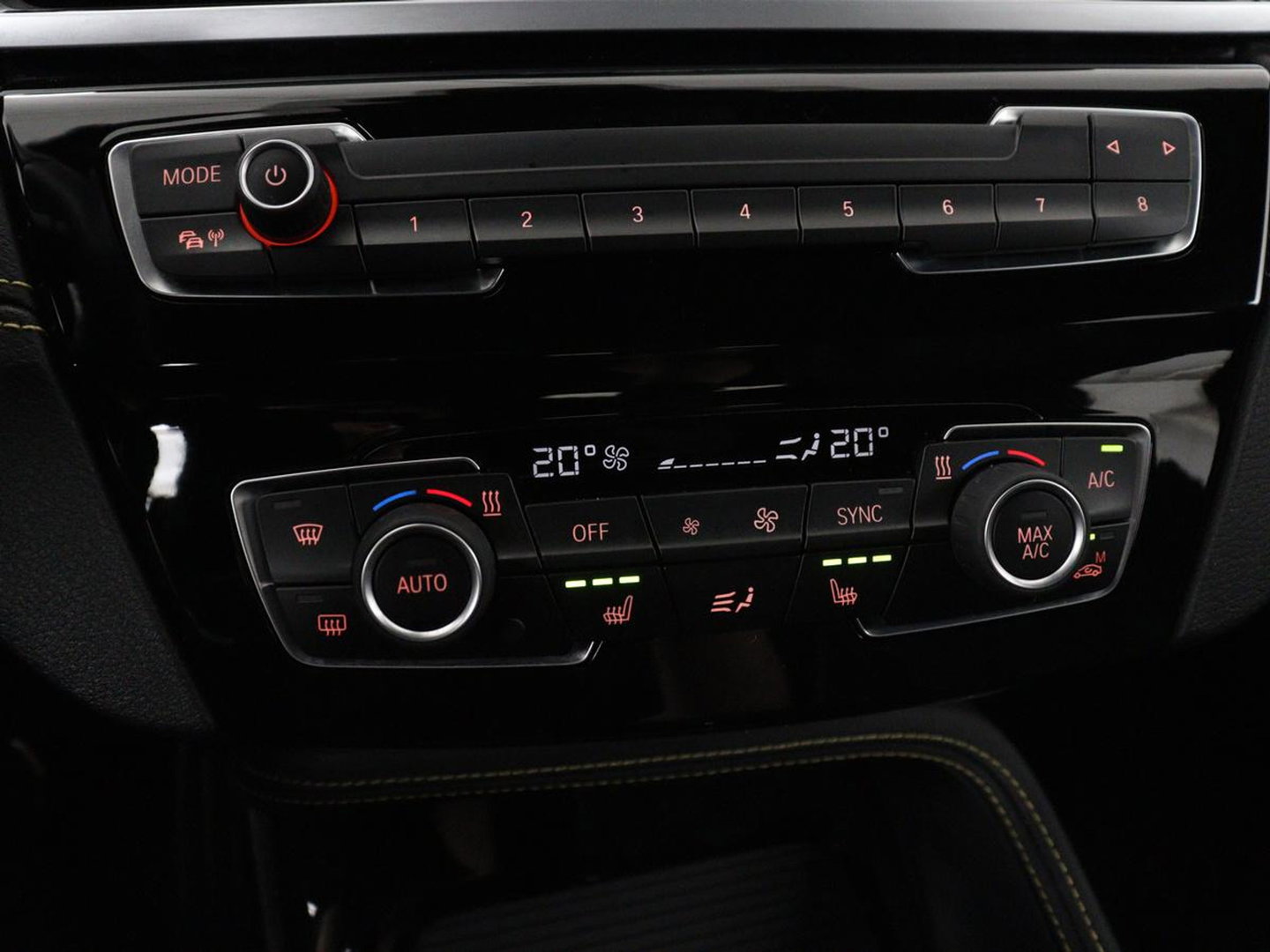 BMW X2 xDrive25e Goldplay Edition | SOH 82,1% | M Sport | Leder | Head-Up | Sportstoelen | 19'' velgen | Sfeerverlichting | Camera | Stoelverwarming | Navigatie | Full LED | Keyless | DAB | Park Assist | Memory | PHEV | Plug In