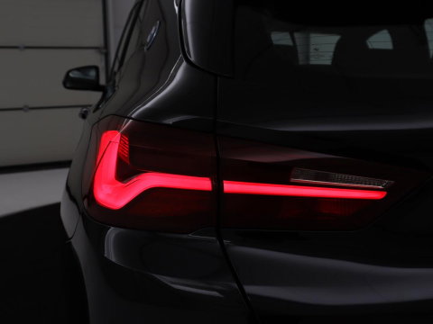 BMW X2 xDrive25e Goldplay Edition | SOH 82,1% | M Sport | Leder | Head-Up | Sportstoelen | 19'' velgen | Sfeerverlichting | Camera | Stoelverwarming | Navigatie | Full LED | Keyless | DAB | Park Assist | Memory | PHEV | Plug In