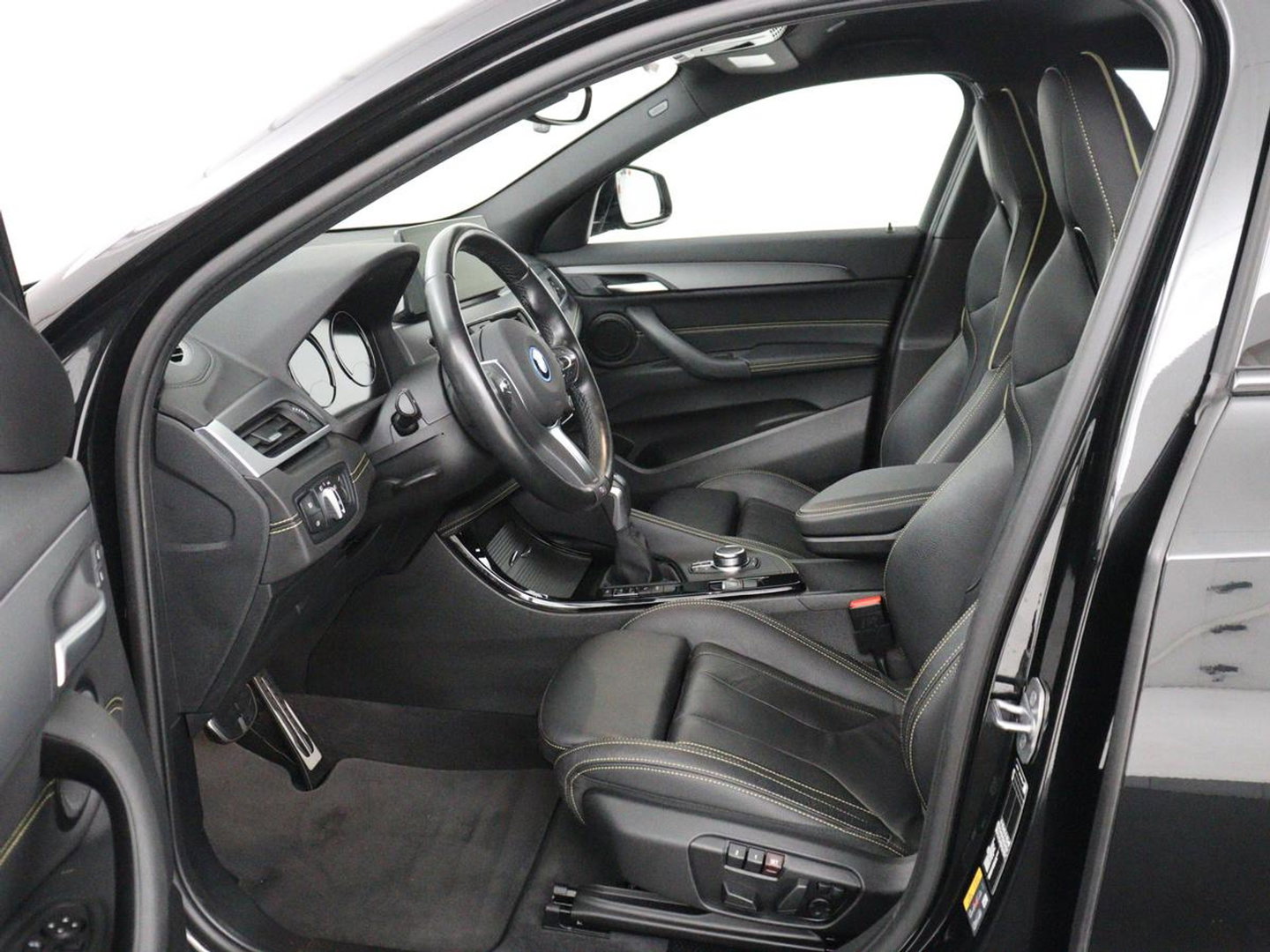 BMW X2 xDrive25e Goldplay Edition | SOH 82,1% | M Sport | Leder | Head-Up | Sportstoelen | 19'' velgen | Sfeerverlichting | Camera | Stoelverwarming | Navigatie | Full LED | Keyless | DAB | Park Assist | Memory | PHEV | Plug In