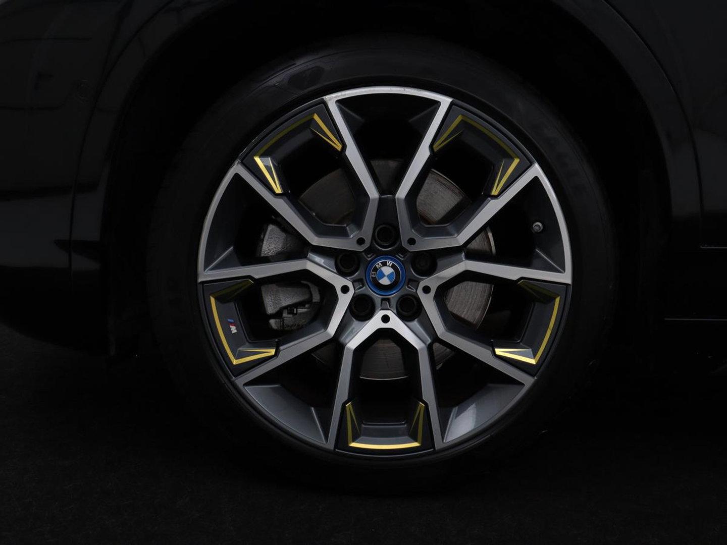BMW X2 xDrive25e Goldplay Edition | SOH 82,1% | M Sport | Leder | Head-Up | Sportstoelen | 19'' velgen | Sfeerverlichting | Camera | Stoelverwarming | Navigatie | Full LED | Keyless | DAB | Park Assist | Memory | PHEV | Plug In