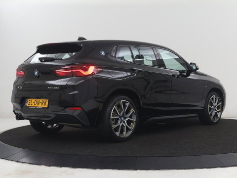BMW X2 xDrive25e Goldplay Edition | SOH 82,1% | M Sport | Leder | Head-Up | Sportstoelen | 19'' velgen | Sfeerverlichting | Camera | Stoelverwarming | Navigatie | Full LED | Keyless | DAB | Park Assist | Memory | PHEV | Plug In