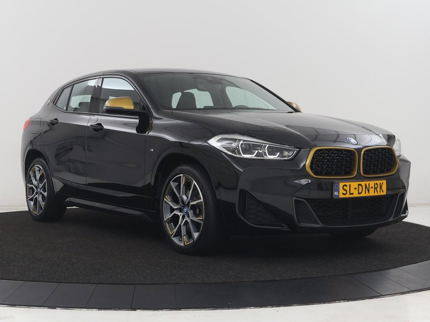 BMW X2 xDrive25e Goldplay Edition | SOH 82,1% | M Sport | Leder | Head-Up | Sportstoelen | 19'' velgen | Sfeerverlichting | Camera | Stoelverwarming | Navigatie | Full LED | Keyless | DAB | Park Assist | Memory | PHEV | Plug In