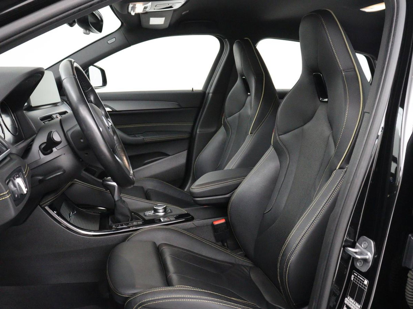 BMW X2 xDrive25e Goldplay Edition | SOH 82,1% | M Sport | Leder | Head-Up | Sportstoelen | 19'' velgen | Sfeerverlichting | Camera | Stoelverwarming | Navigatie | Full LED | Keyless | DAB | Park Assist | Memory | PHEV | Plug In