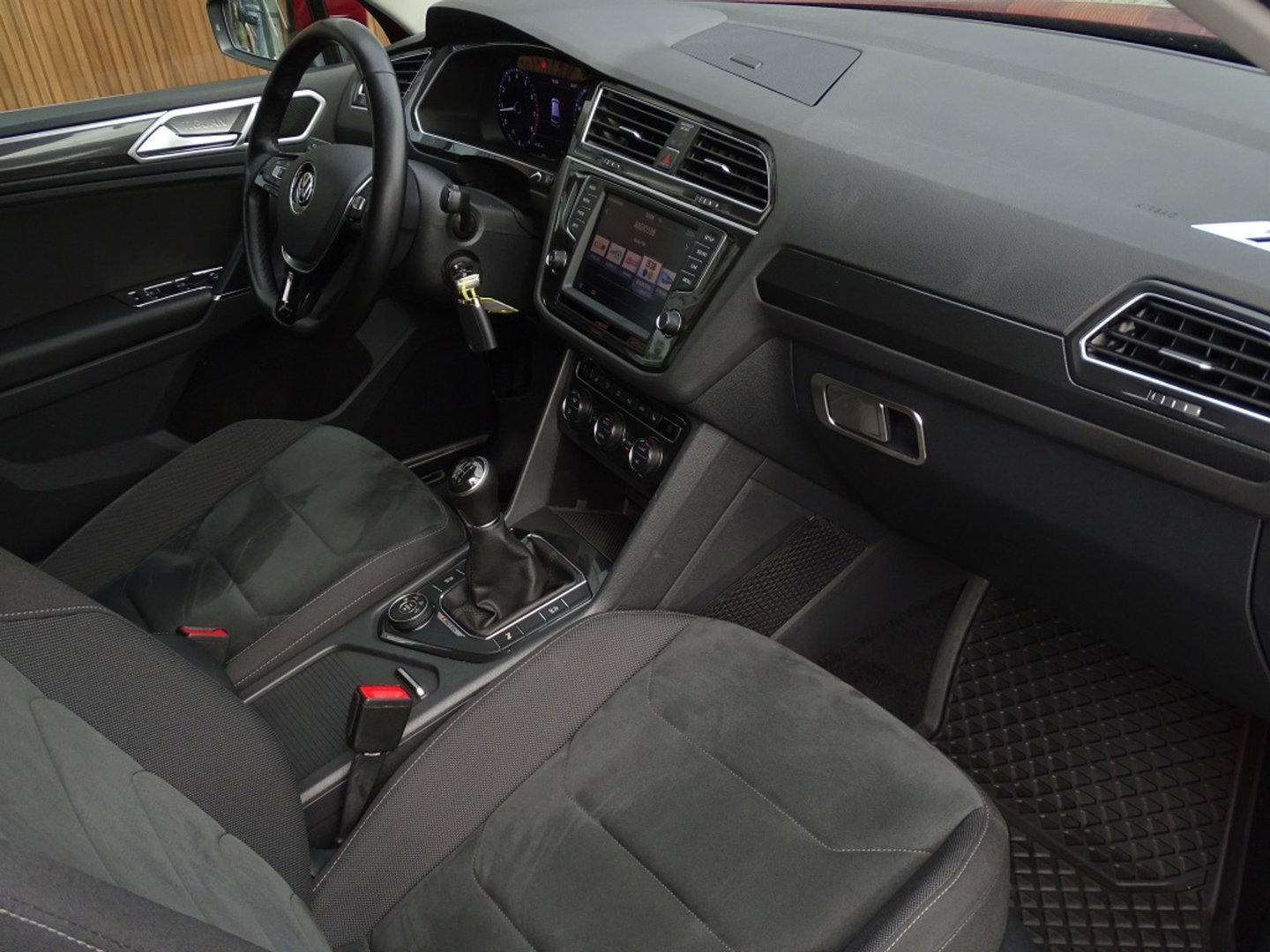 Volkswagen Tiguan 2.0 TSI 4-Motion 180 PK / R-Line / RNS / LED