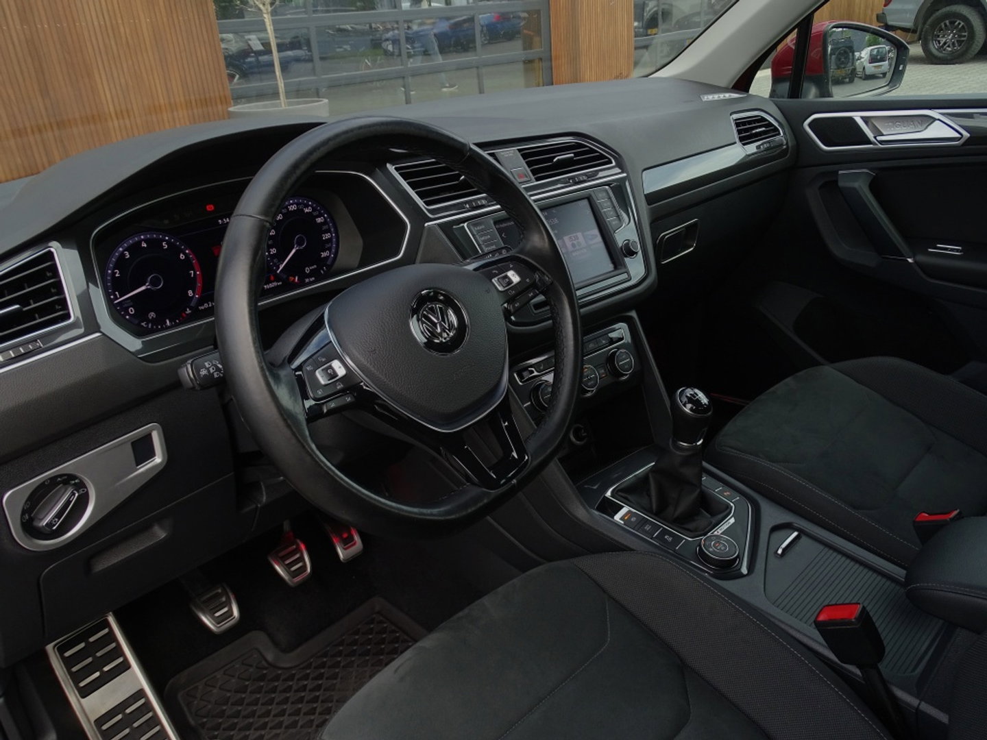 Volkswagen Tiguan 2.0 TSI 4-Motion 180 PK / R-Line / RNS / LED