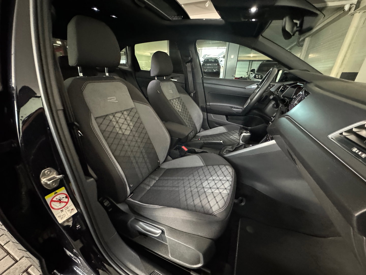 Volkswagen Taigo 1.5 TSI R-Line Pano|Keyless|Beats|Camera