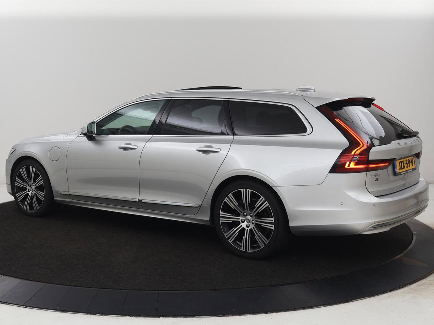 Volvo V90 2.0 T6 Plug In AWD Inscription | SOH 97% | Panoramadak | Head-Up | Leder | Harman/Kardon | 20'' | 360 Camera | Stoelverwarming | Carplay | Full LED | Stuurverwarming | PHEV