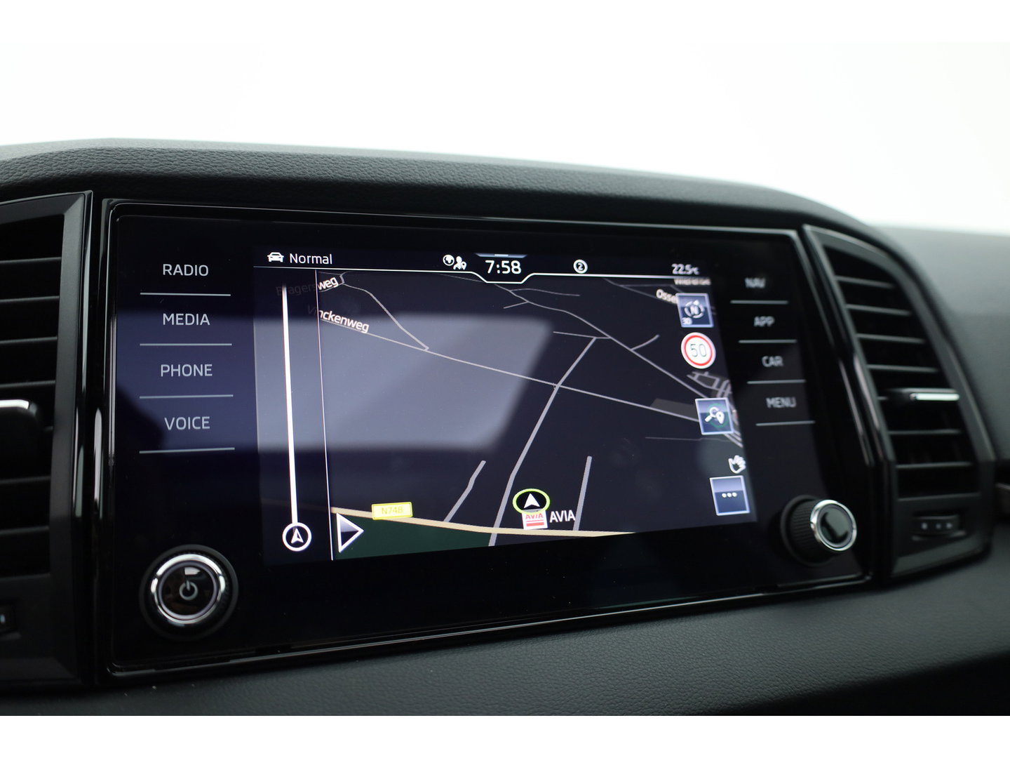 Škoda Karoq 1.5 TSI ACT Sportline Business | Pano | Adapt. Cruise | Navi | CarPlay | Stoel-Stuurverw. | DAB | PDC A