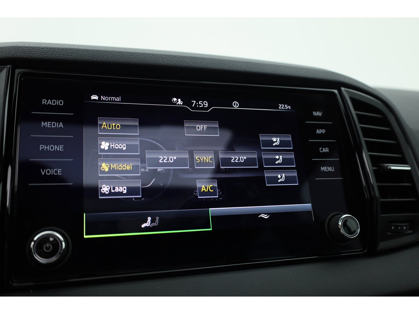Škoda Karoq 1.5 TSI ACT Sportline Business | Pano | Adapt. Cruise | Navi | CarPlay | Stoel-Stuurverw. | DAB | PDC A