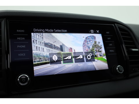 Škoda Karoq 1.5 TSI ACT Sportline Business | Pano | Adapt. Cruise | Navi | CarPlay | Stoel-Stuurverw. | DAB | PDC A