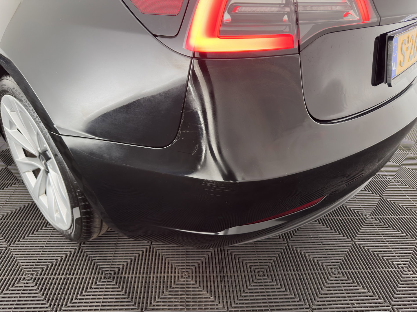 Tesla Model 3 Standard RWD Plus 60 kWh [3-Fase-11kW] (INCL-BTW) Aut. *PANO | AUTOPILOT | LEATHER | KEYLESS | FULL-LED | MEMORY-PACK | TOPVIEW | DAB | CARPLAY | DIGI-COCKPIT | LANE-ASSIST | HEATED- COMFORTSEATS | 19"ALU*
