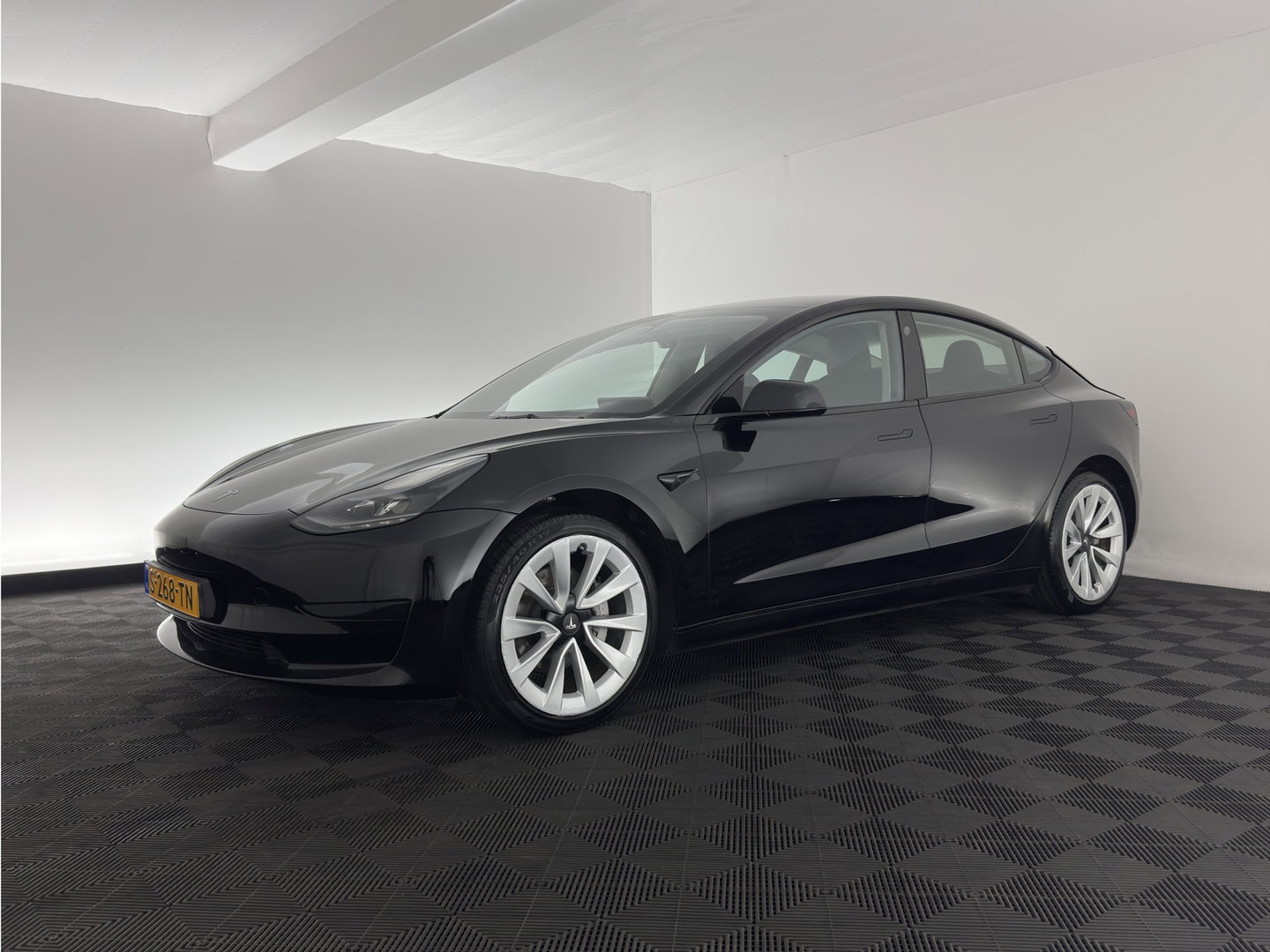 Tesla Model 3 Standard RWD Plus 60 kWh [3-Fase-11kW] (INCL-BTW) Aut. *PANO | AUTOPILOT | LEATHER | KEYLESS | FULL-LED | MEMORY-PACK | TOPVIEW | DAB | CARPLAY | DIGI-COCKPIT | LANE-ASSIST | HEATED- COMFORTSEATS | 19"ALU*
