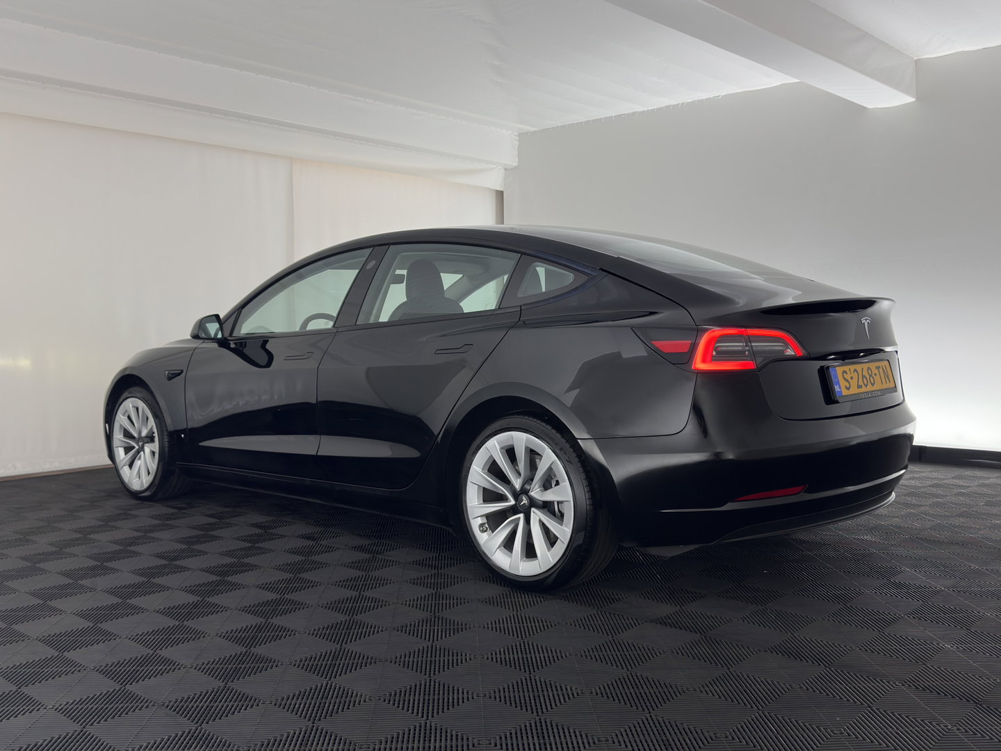 Tesla Model 3 Standard RWD Plus 60 kWh [3-Fase-11kW] (INCL-BTW) Aut. *PANO | AUTOPILOT | LEATHER | KEYLESS | FULL-LED | MEMORY-PACK | TOPVIEW | DAB | CARPLAY | DIGI-COCKPIT | LANE-ASSIST | HEATED- COMFORTSEATS | 19"ALU*