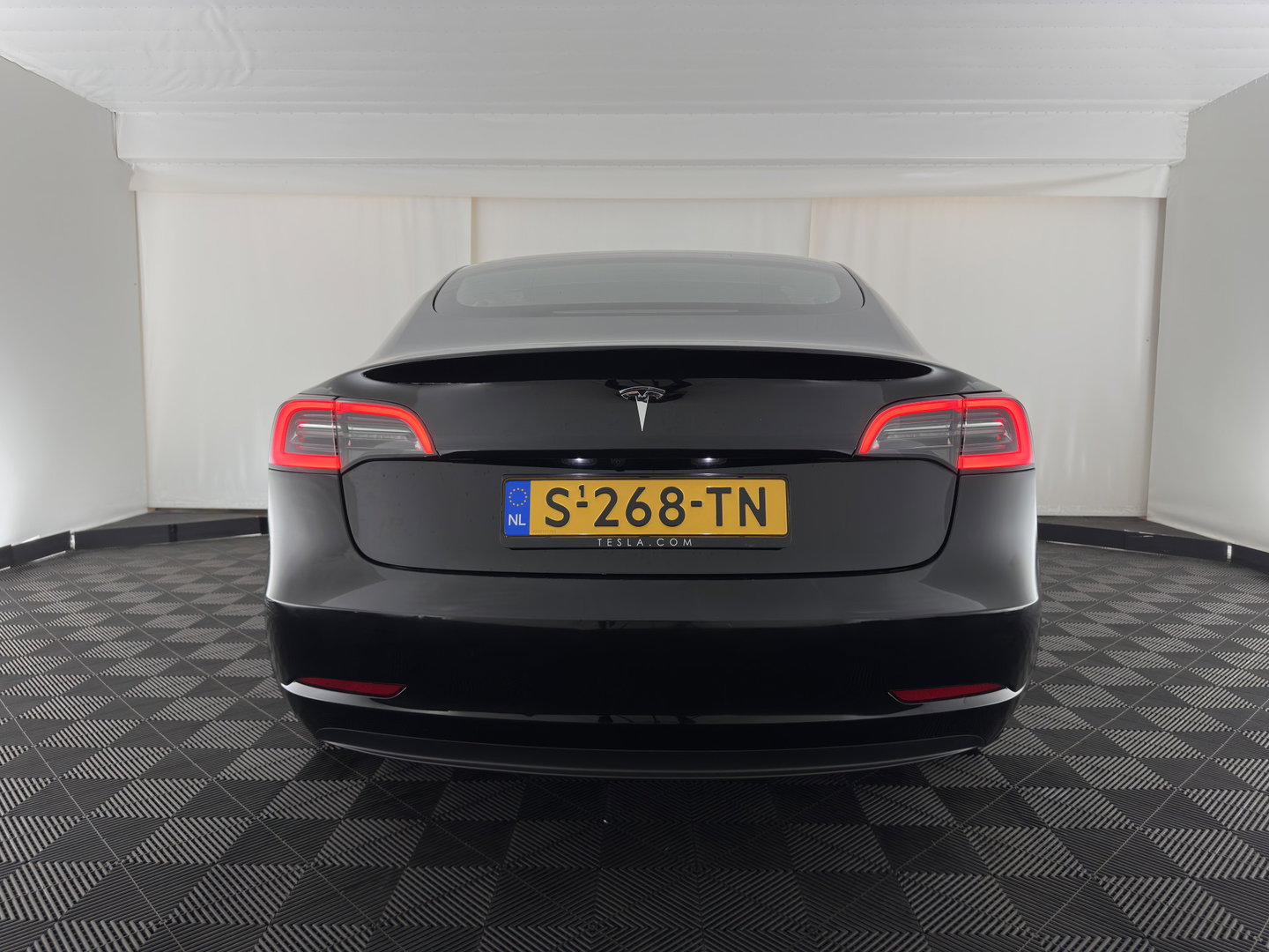 Tesla Model 3 Standard RWD Plus 60 kWh [3-Fase-11kW] (INCL-BTW) Aut. *PANO | AUTOPILOT | LEATHER | KEYLESS | FULL-LED | MEMORY-PACK | TOPVIEW | DAB | CARPLAY | DIGI-COCKPIT | LANE-ASSIST | HEATED- COMFORTSEATS | 19"ALU*